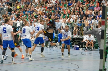 Handball 01  SCM Spieler Philipp Weber Setzt Sich Gegen Die DRHV Abwehr Durch  FOTO  Megawoodstock.com  Stefan Jorde  S13A3832